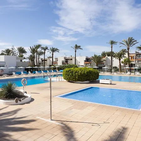 Home2book Cozy Pool & Terrace Apartment, * 아로나