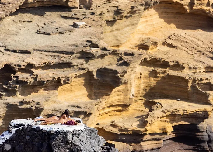 Home2book Cozy Pool & Terrace Apartment, * 阿罗纳