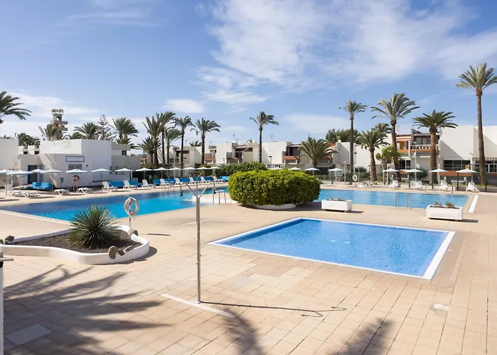 Home2book Cozy Pool & Terrace Apartment, * 阿罗纳